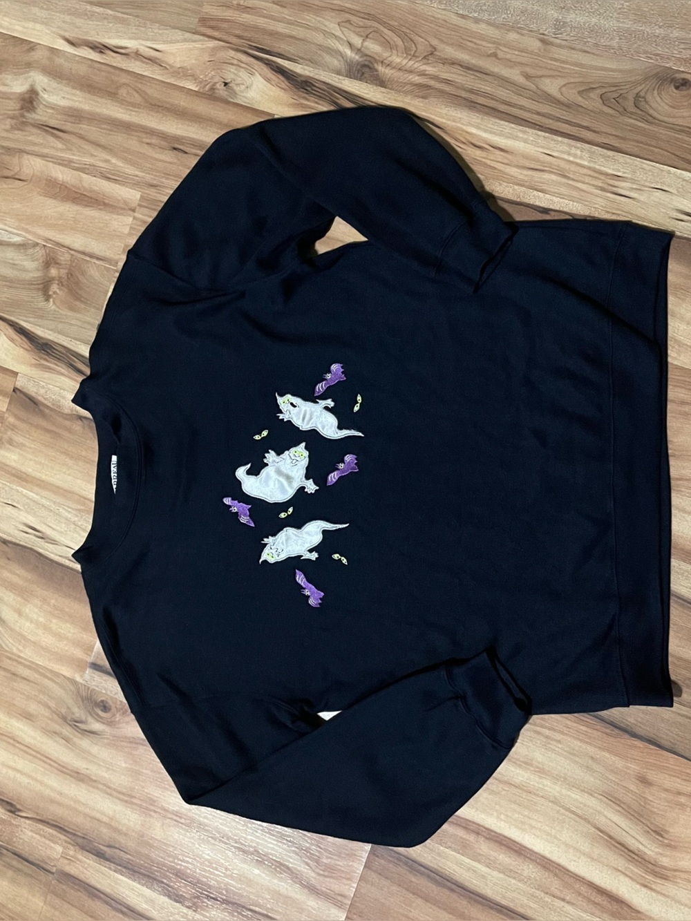 VTG Carreau Sport Spooky Season Ghost & Bat Embroidered Acrylic Sweatshirt M